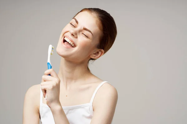 Kadın diş macunu diş fırçası diş sağlığı geçmişi izole edilmiş. — Stok fotoğraf