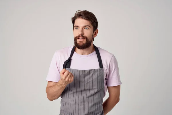 Homem em chef uniforme cozinhar serviço de restaurante profissional — Fotografia de Stock