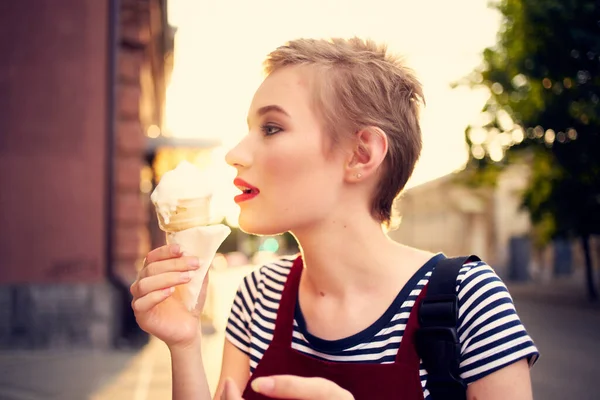 Vrouw buiten in de zomer eten ijs vakantie — Stockfoto