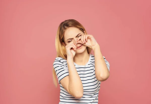 Bonita mulher em um listrado t-shirt descontentamento chateado estúdio isolado fundo — Fotografia de Stock