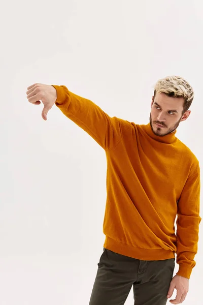 Homem de camisola mostrando polegar para baixo desagradado emoção luz de fundo — Fotografia de Stock