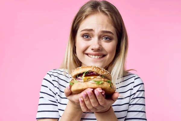 Bonito Loira Menina Listrado Shirt Com Hambúrguer — Fotografia de Stock