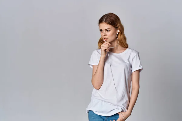 Woman White Shirt Listening Music — Stock Photo, Image