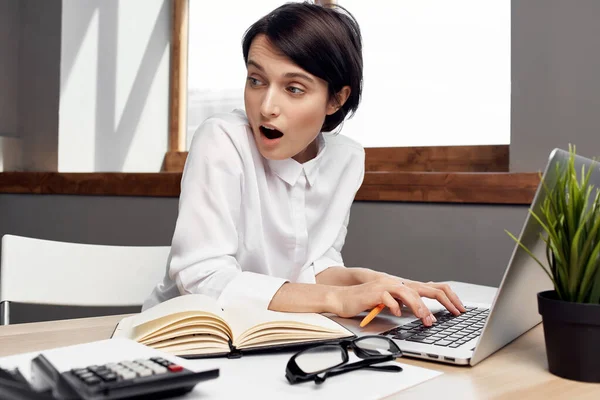 Managerin im Büro mit Brille Selbstbewusstsein isoliert Hintergrund — Stockfoto