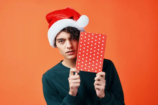 Chico en santa sombrero regalo navidad año nuevo vacaciones — Foto de Stock