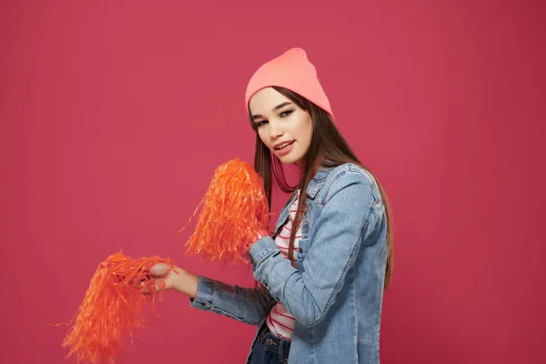 陽気な女の子でピンクの帽子チアリーディングダンスパフォーマンス — ストック写真