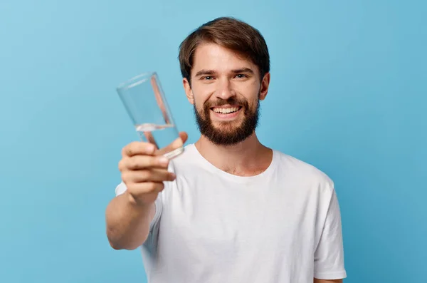 Homem em branco t-shirt cuidados de saúde azul fundo — Fotografia de Stock