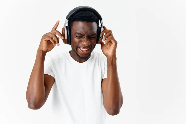 Africano-cercando uomo indossa cuffie tecnologia amante della musica — Foto Stock