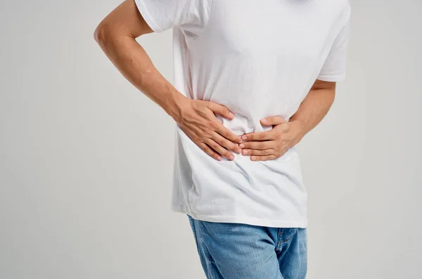 Hombre vistiendo camiseta blanca dolor abdominal diarrea medicina problemas de salud — Foto de Stock