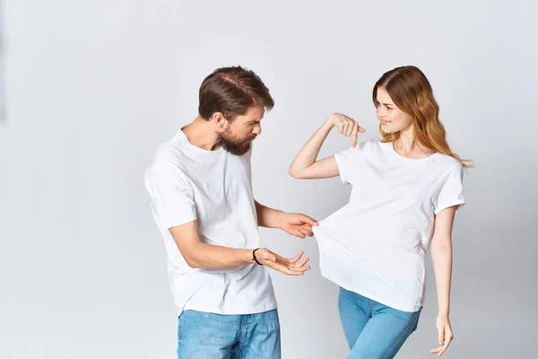 Mann und Frau tragen weiße T-Shirts mit lustiger Mode und posieren als Attrappe — Stockfoto