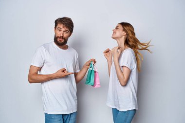 Renkli çantalı genç çift bayram hediyeleri arkadaşlık