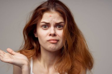 Güzel kadın yüz derisi sorunları dermatoloji açık arkaplan