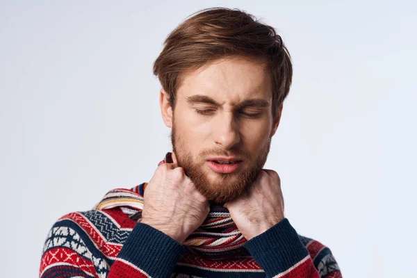 남성, 건강 문제 독감 감염 스튜디오에 스웨터 — 스톡 사진
