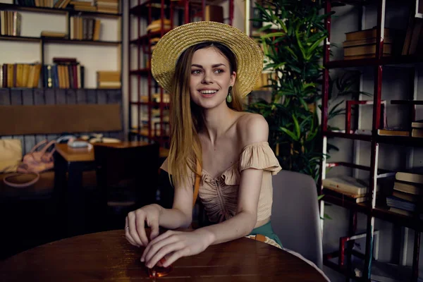 Mujer alegre leyendo un libro en un café Estilo de vida — Foto de Stock