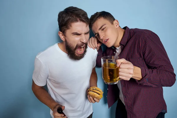 Deux amis boire de l'alcool bière divertissement style de vie communication — Photo