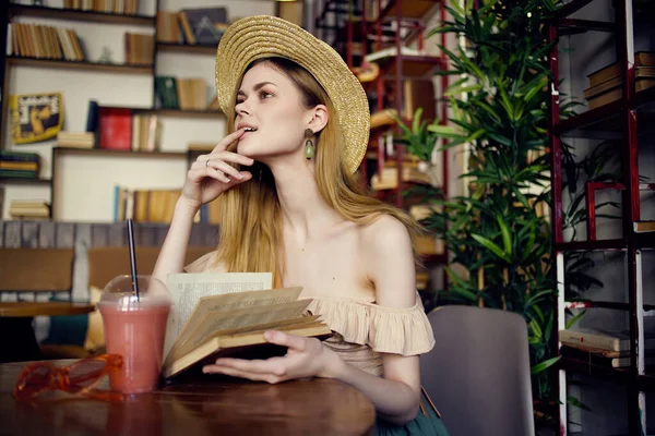 在咖啡馆里看书的漂亮女人 — 图库照片