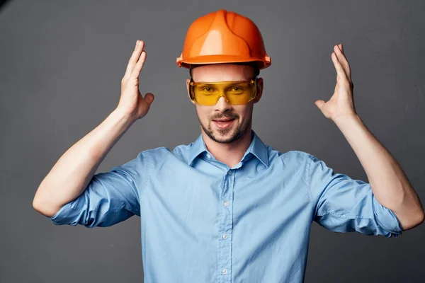 Hombre en naranja duro sombrero amarillo gafas construcción seguridad trabajo — Foto de Stock
