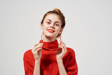 Moda arkaplanı pozu veren güzel kadın