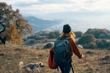 Dışarıda köpekle oynayan bir kadın birlikte seyahat eder.