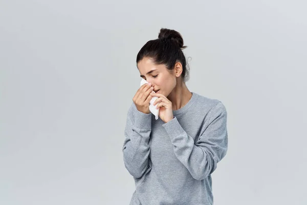 Γυναίκα σκουπίζει τη μύτη της με ένα μαντήλι λοίμωξη αλλεργία runny μύτη — Φωτογραφία Αρχείου