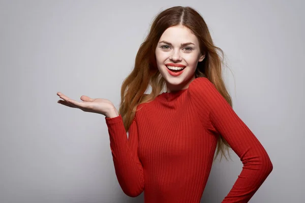 Mulher alegre atraente olhar penteado maquiagem isolado fundo — Fotografia de Stock