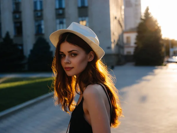 Привлекательная женщина в шляпе на открытом воздухе летом позирует — стоковое фото