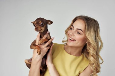 Sarı elbiseli sarışın, eğlenceli arka plan stüdyosu