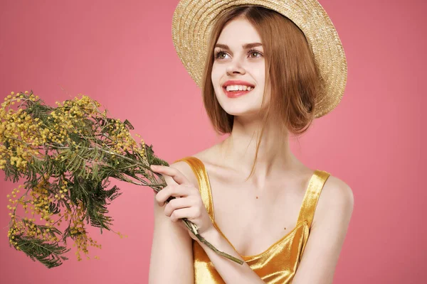 Csinos nő arany ruha virágok romantika nyári hangulat dekoráció — Stock Fotó