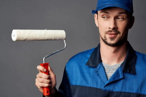 Pintor masculino rodillo pintura reparación en la habitación — Foto de Stock