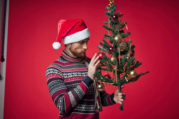 Noel kıyafetleri içindeki yakışıklı adam Noel ağacı oyuncakları yaşam tarzı. — Stok fotoğraf