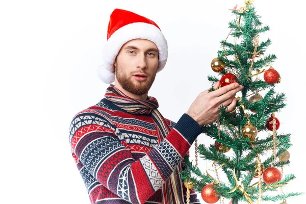 Noel Baba şapkalı duygusal adam Noel süsleri Noel stüdyosunda poz veriyor. — Stok fotoğraf