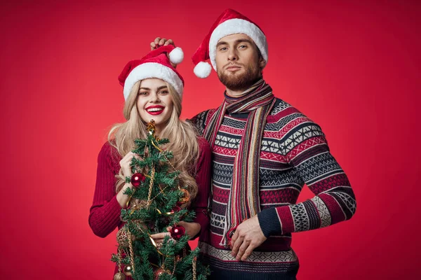 Мужчина и женщина стоят рядом с праздником украшения новогодней елки — стоковое фото