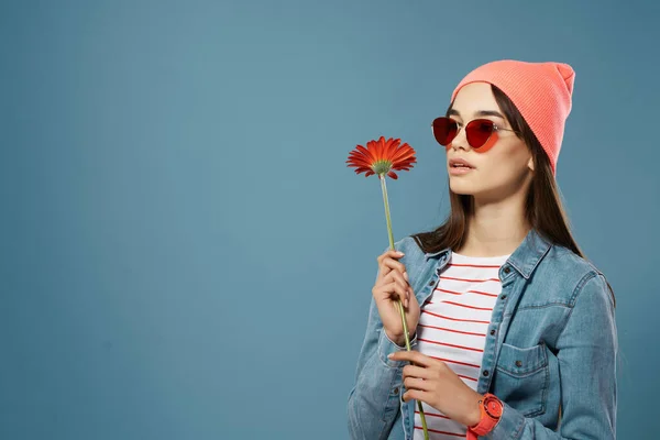 Jolie femme en chapeau rose fleur rouge rose romance fond bleu — Photo