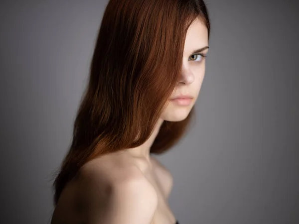 Mooie vrouw blote schouders heldere huid aantrekkelijke look Lifestyle Studio — Stockfoto
