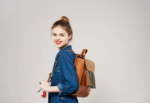 Leende ung kvinna mode kläder ryggsäck student college — Stockfoto