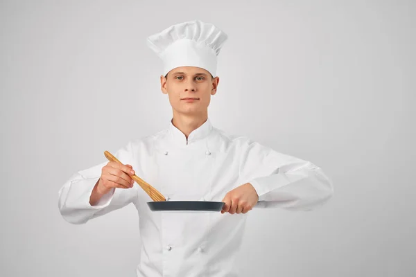 Mężczyzna w kucharz mundur kuchnia dostaw profesjonalny serwis — Zdjęcie stockowe