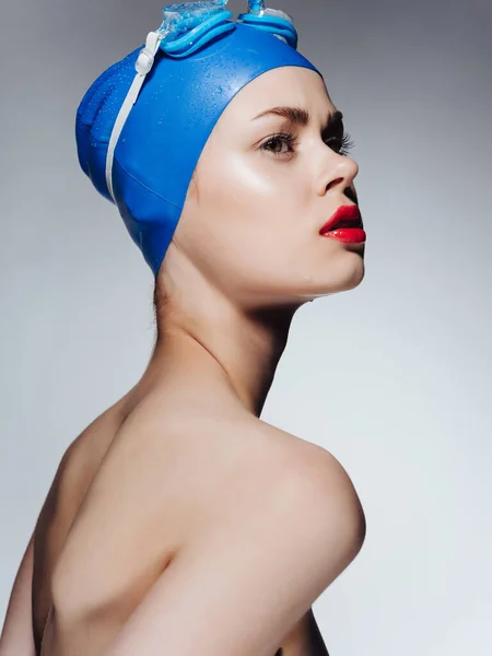 Mulher com ombros nus óculos de natação lábios vermelhos esporte fitness — Fotografia de Stock