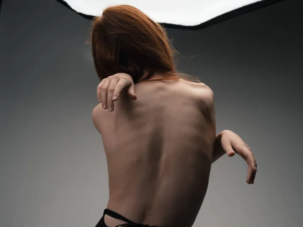 赤い髪の孤立した背景を持つ裸の肩を持つ女性 — ストック写真