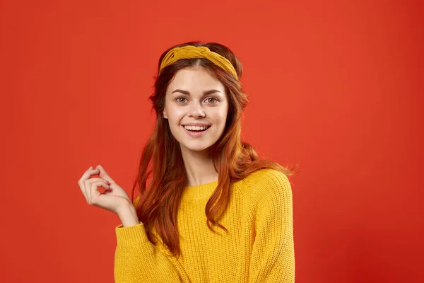 Mulher em um suéter amarelo com uma bandagem na cabeça Hipster acessórios estúdio — Fotografia de Stock