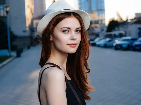 아름다운 여인 이 모자를 쓰고 야외의 여름 패션으로 — 스톡 사진