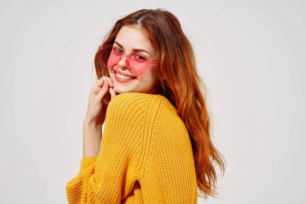 Schöne Frau in modischer Brille Frisur Mode Brille heller Hintergrund — Stockfoto