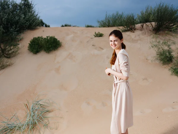 Attraktive Frau im Mantel posiert Strand Frischluft Lifestyle-Mode — Stockfoto