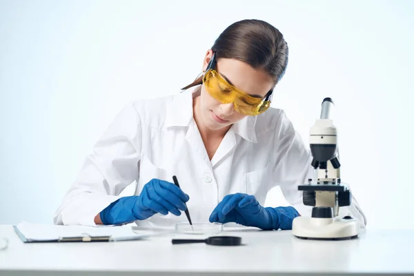 Tudósok a laboratóriumi kutatásban mikrobiológiai szakemberek — Stock Fotó