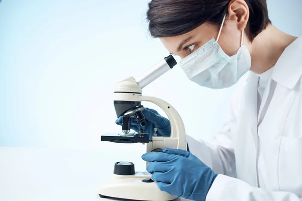 Medico femminile nella ricerca sulla tecnologia del microscopio a maschera medica — Foto Stock