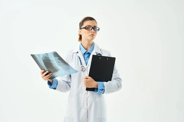 Läkare i vit rock undersökning Professional Studio — Stockfoto