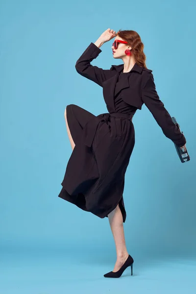 Elegante Frau im schwarzen Mantel Geschäftsfrau arbeitet dann Urlaub — Stockfoto