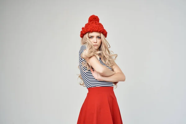 Vacker kvinna i fashionabla kläder Röd hatt beskärd utsikt glamour — Stockfoto