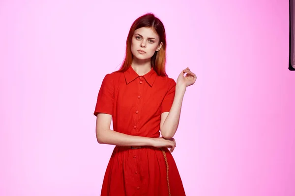 Mujer pelirroja en vestido rojo posando atractivo estudio de aspecto — Foto de Stock