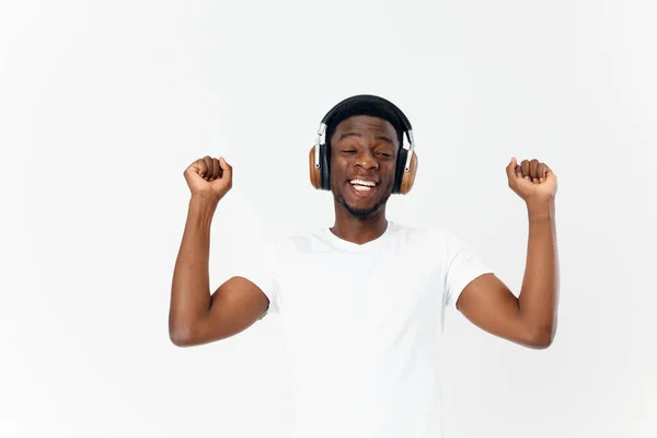 Afro-Américain en casque pro technologie T-shirts blancs amateur de musique — Photo