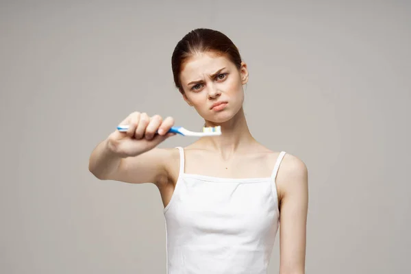 Güzel kadın diş macunu diş fırçası diş sağlığı lambası arka planı — Stok fotoğraf